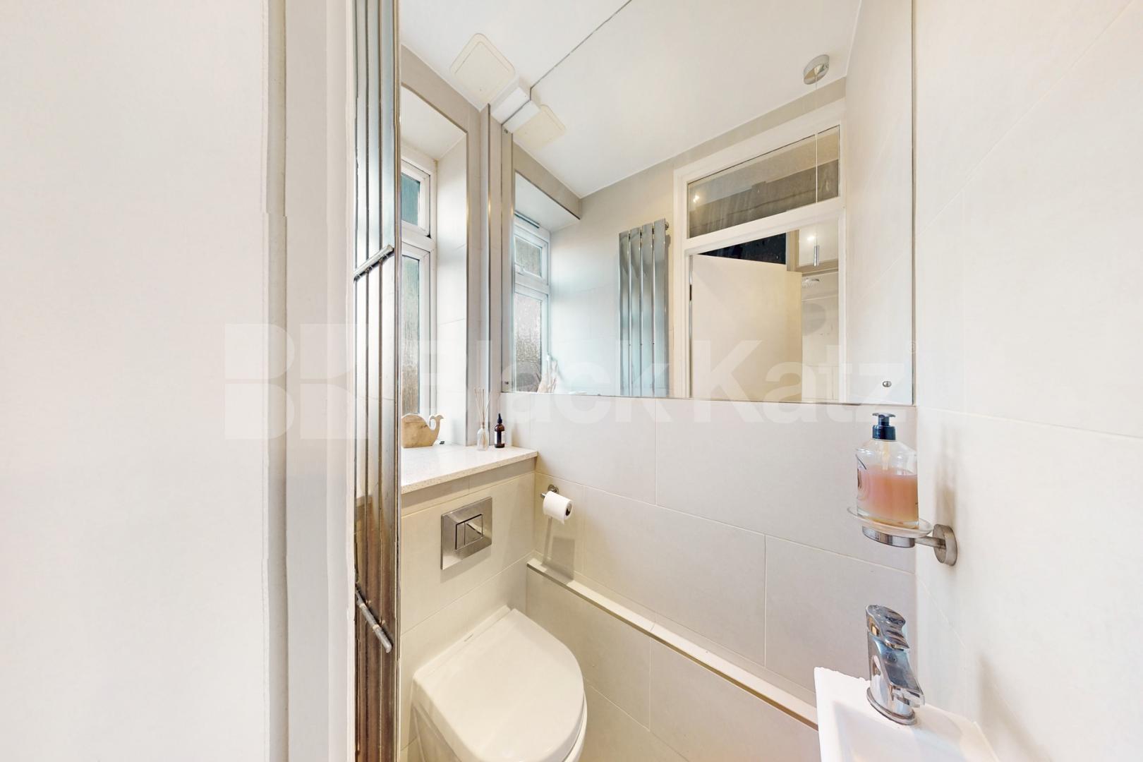 A very generous top floor apartment & superbly located   Neckinger Enid street , London Bridge / Bermondsey  